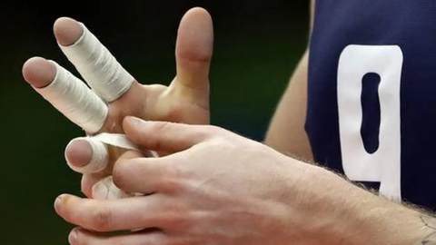 Taping delle dita nella pallavolo: come si incerottano le dita i giocatori professionisti