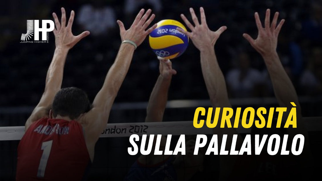 Pallone da pallavolo sopra la rete durante un'azione di gioco: curiosità e storia del volley