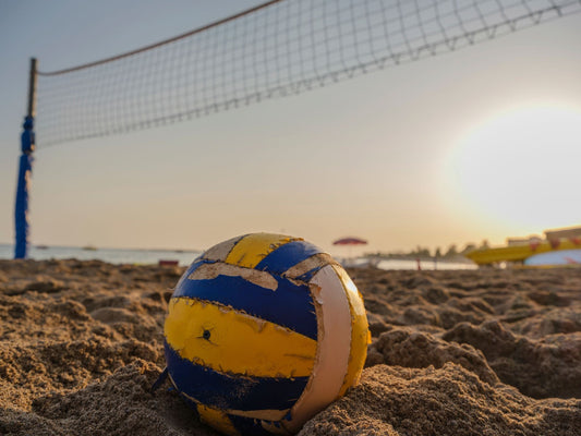 Partita di beach volley sulla sabbia: come saltare di più sul terreno cedevole