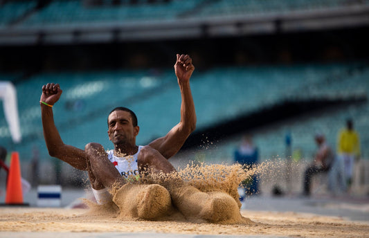 Atleta in fase di stacco: come saltare più in alto con l'allenamento giusto