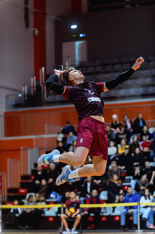 Pallavolista in elevazione durante un attacco: quanto saltano in alto i giocatori di pallavolo