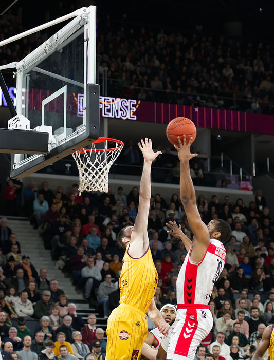 Cestista in schiacciata: i fondamentali del basket si giocano in gran parte in elevazione