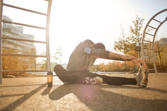Atleta che esegue esercizi di stretching sul campo dopo l'allenamento