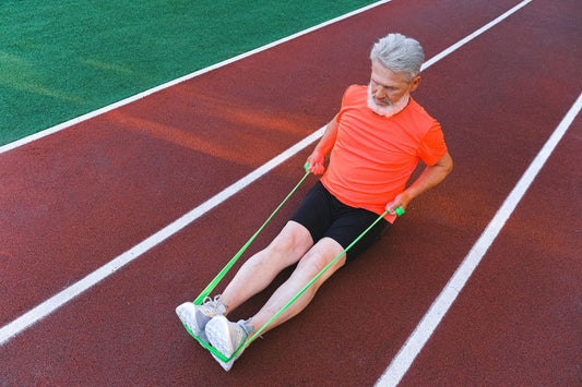 Atleta che esegue un esercizio di attivazione con un elastico prima dell'allenamento