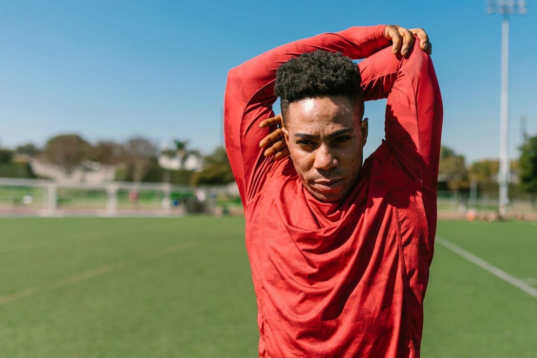 Atleta che esegue esercizi di mobilità e stretching per le caviglie