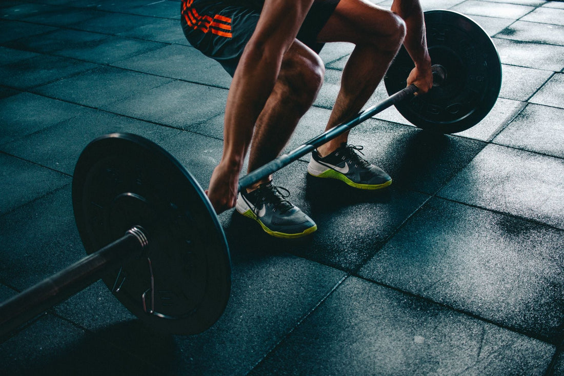 Atleta che si allena con un bilanciere in palestra