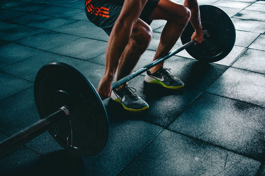 Atleta che esegue uno squat con bilanciere in palestra